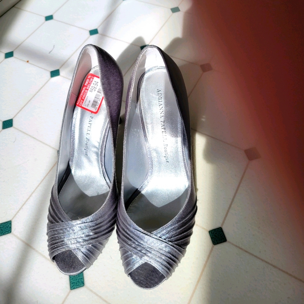 Women's dressy pewter silver heels perfect for Christmas and New Years parties!
